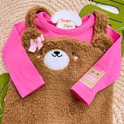 Inverno 2025 - Conj. Body Manga Longa e Salopete Ursinha com Pelinho Hugs Here - Marrom e Pink